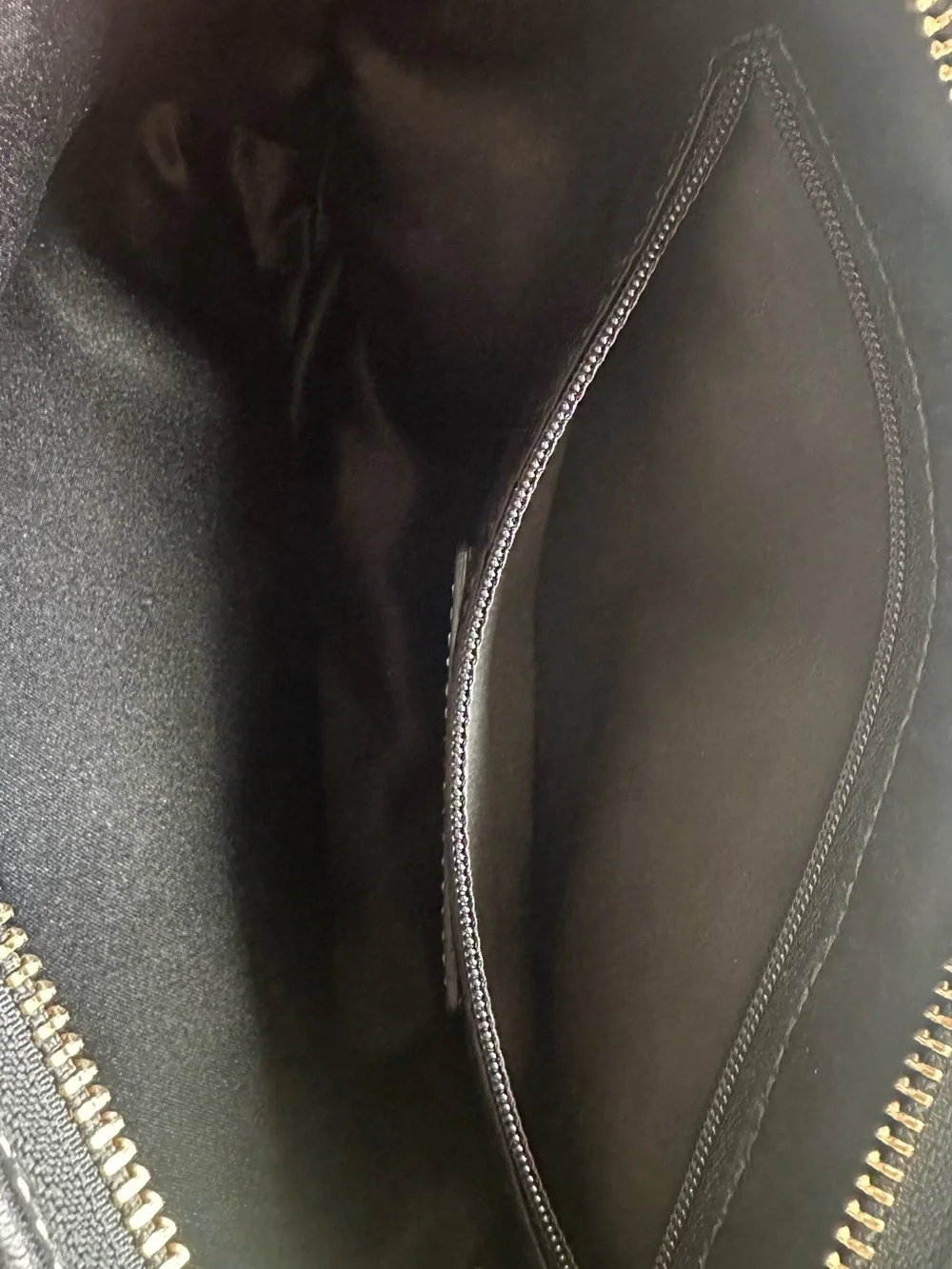 Vintage Y2K Coach Black Leather Shoulder Bag with Contrast Stitching